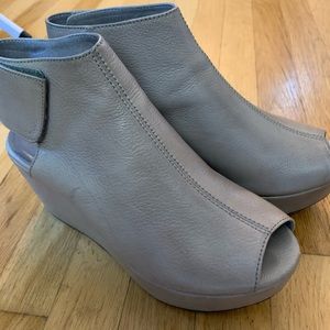 chocolate blu platform wedge - size 6.5 taupe